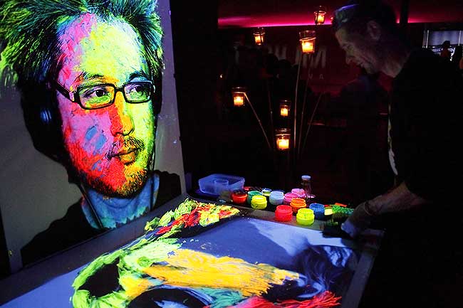 The artist Beo Beyond painting live with fluorescent colors at Opium Club Barcelona